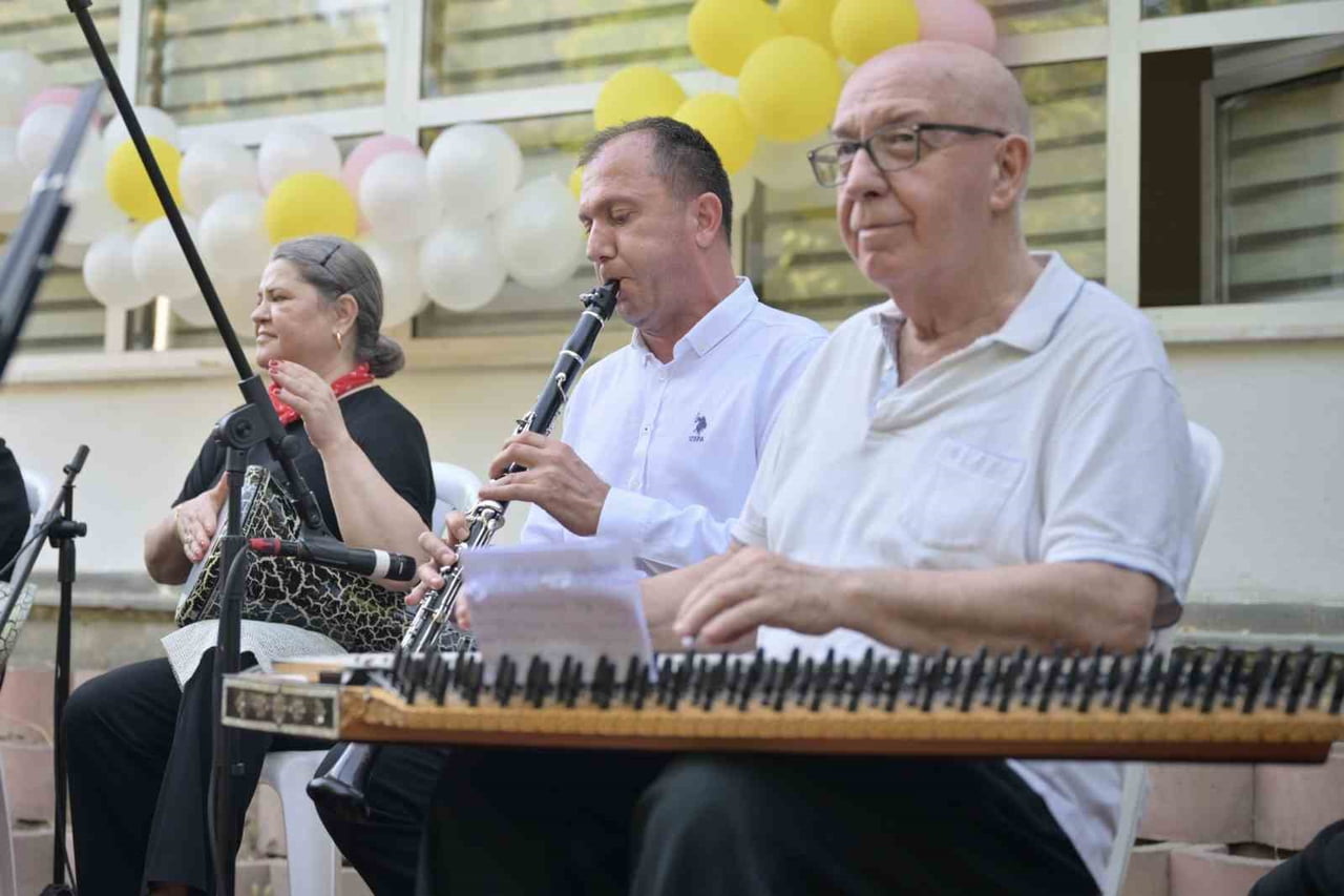 TÜRK HALK MÜZİĞİ ŞAN VE RİTİM KURSİYERLERİNİN PERFORMANS SERGİLEDİĞİ PROGRAM VATANDAŞLARDAN YOĞUN...