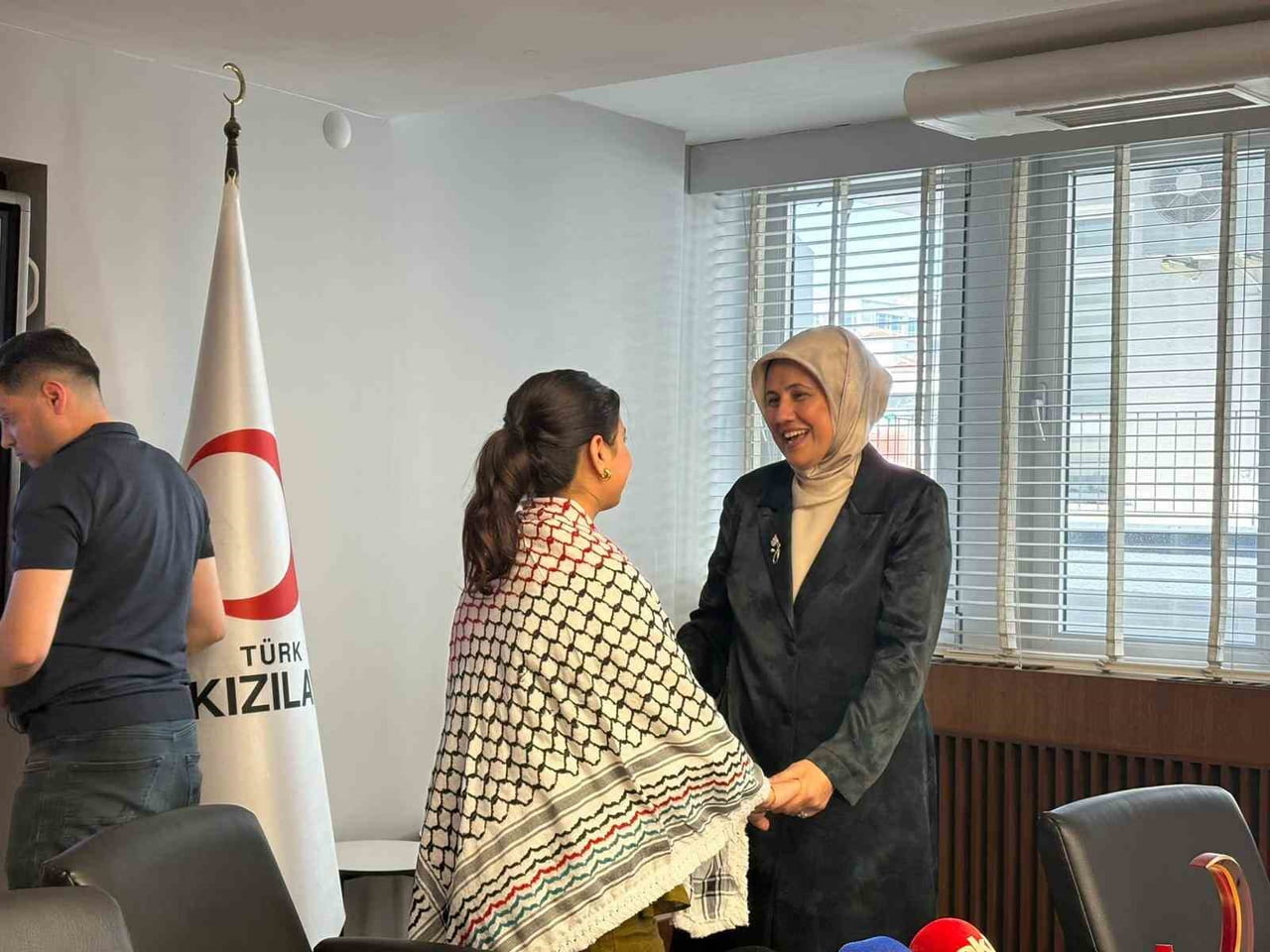 TÜRK KIZILAY'IN FİLİSTİN ÖZEL ÖDÜLÜ'NE LAYIK GÖRDÜĞÜ 12 YAŞINDAKİ GAZZELİ RENAD ATTALLAH, KIZILAY...
