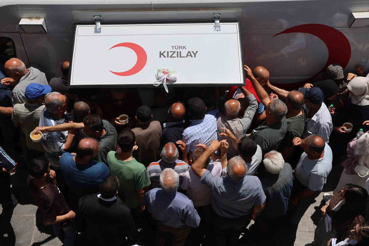 TÜRK KIZILAY ELAZIĞ ŞUBESİ, MUHARREM AYI DOLAYISIYLA CUMA NAMAZI ÇIKIŞINDA VATANDAŞLARA AŞURE...