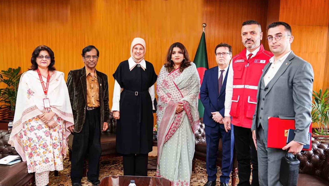 TÜRK KIZILAY GENEL BAŞKANI FATMA MERİÇ YILMAZ (SOLDAN İKİNCİ), BANGLADEŞ DIŞİŞLERİ BAKAN...