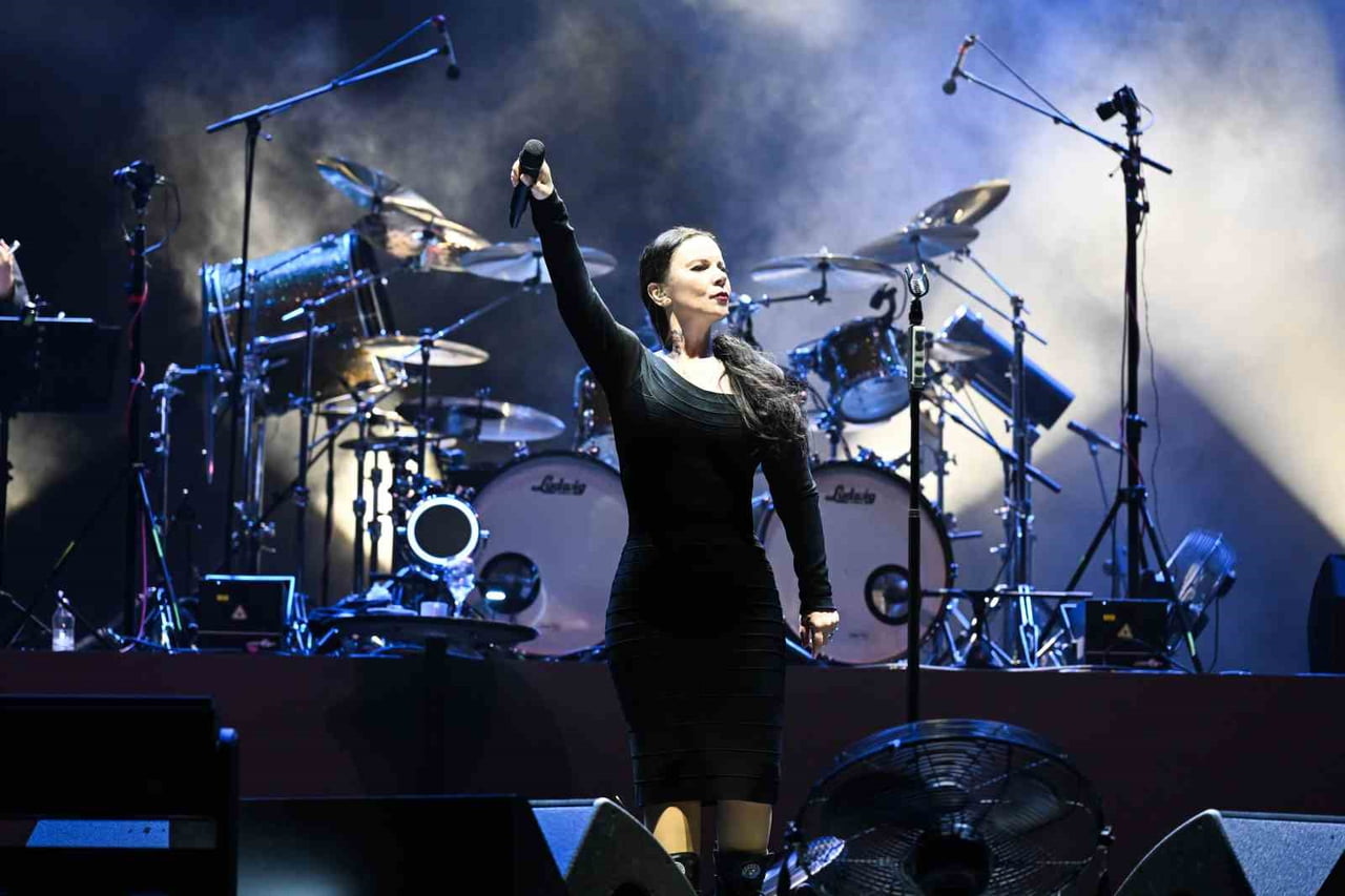 TÜRK ROCK MÜZİĞİNİN GÜÇLÜ SESİ ŞEBNEM FERAH, 6 YILLIK ARANIN ARDINDAN İZMİR'DE VERDİĞİ KONSERDE...