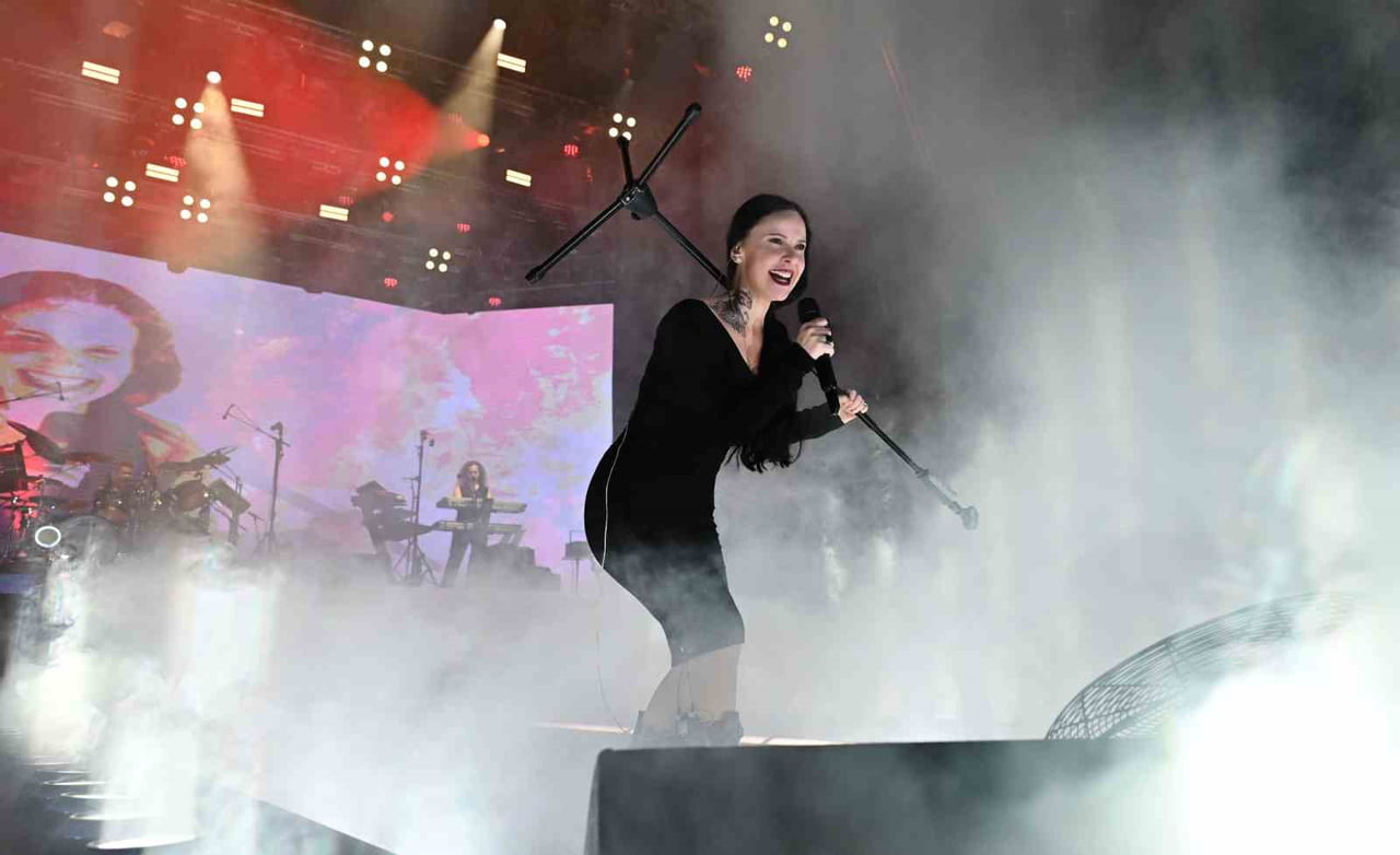 TÜRK ROCK MÜZİĞİNİN GÜÇLÜ SESİ ŞEBNEM FERAH, 6 YILLIK ARANIN ARDINDAN İZMİR'DE VERDİĞİ KONSERDE...