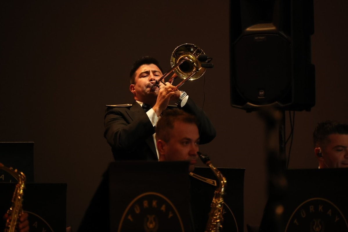 TÜRK SİLAHLI KUVVETLERİ ARMONİ MIZIKASI KOMUTANLIĞINA BAĞLI TÜRK ARMONİ YILDIZLARI ORKESTRASI...