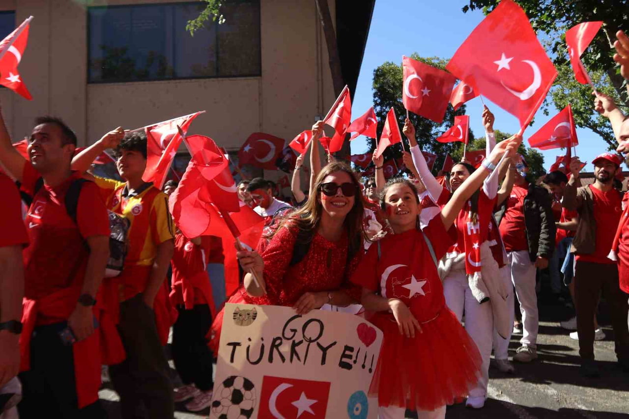 TÜRK TARAFTARLAR, SAN FRANCİSCO’DA HEYECANLA MAÇ SAATİNİ BEKLİYOR