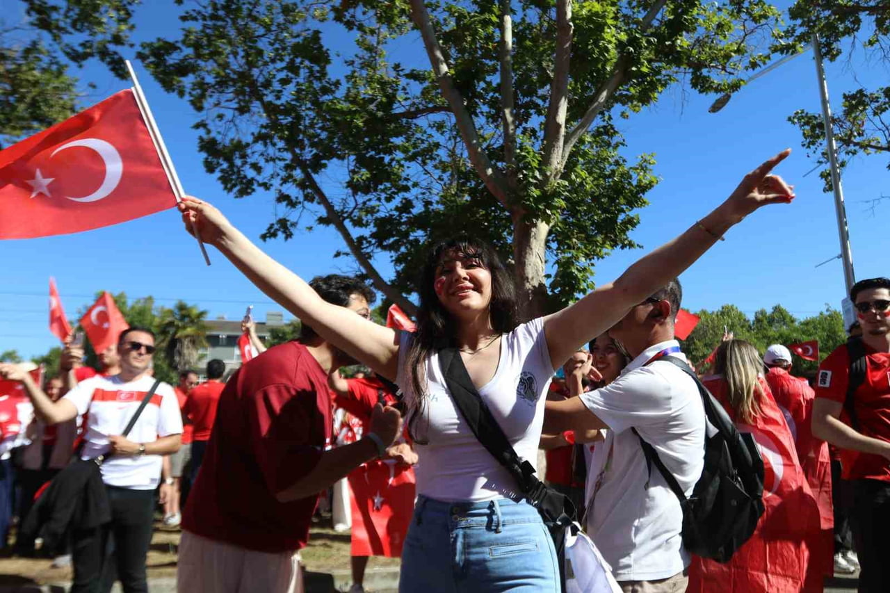 TÜRK TARAFTARLAR, STADYUM ÇEVRESİNDE UZUN KUYRUKLAR OLUŞTURDU