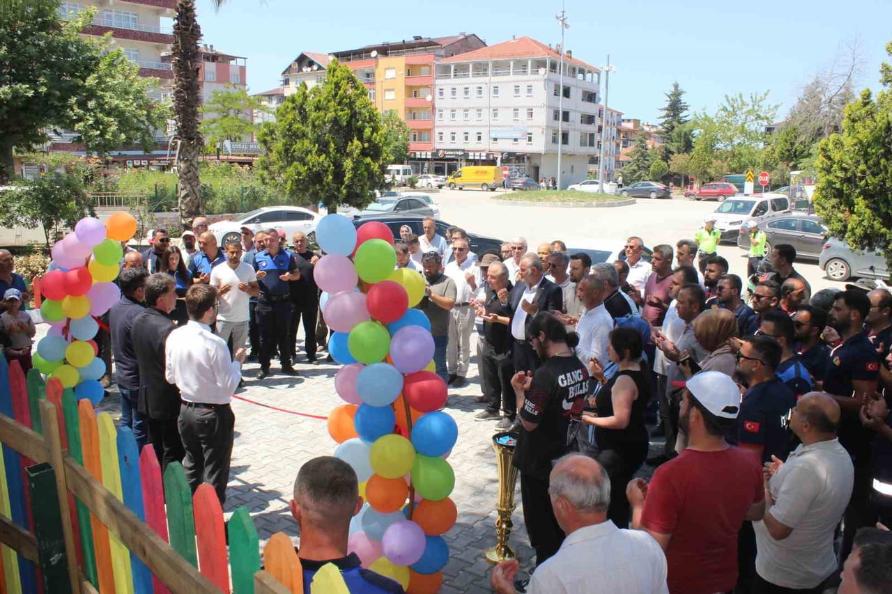 TÜRKELİ'DE ÇOCUKLARA KARNE HEDİYESİ: YENİLENEN PARK AÇILDI TÜRKELİ BELEDİYESİ TARAFINDAN YENİLENEN...