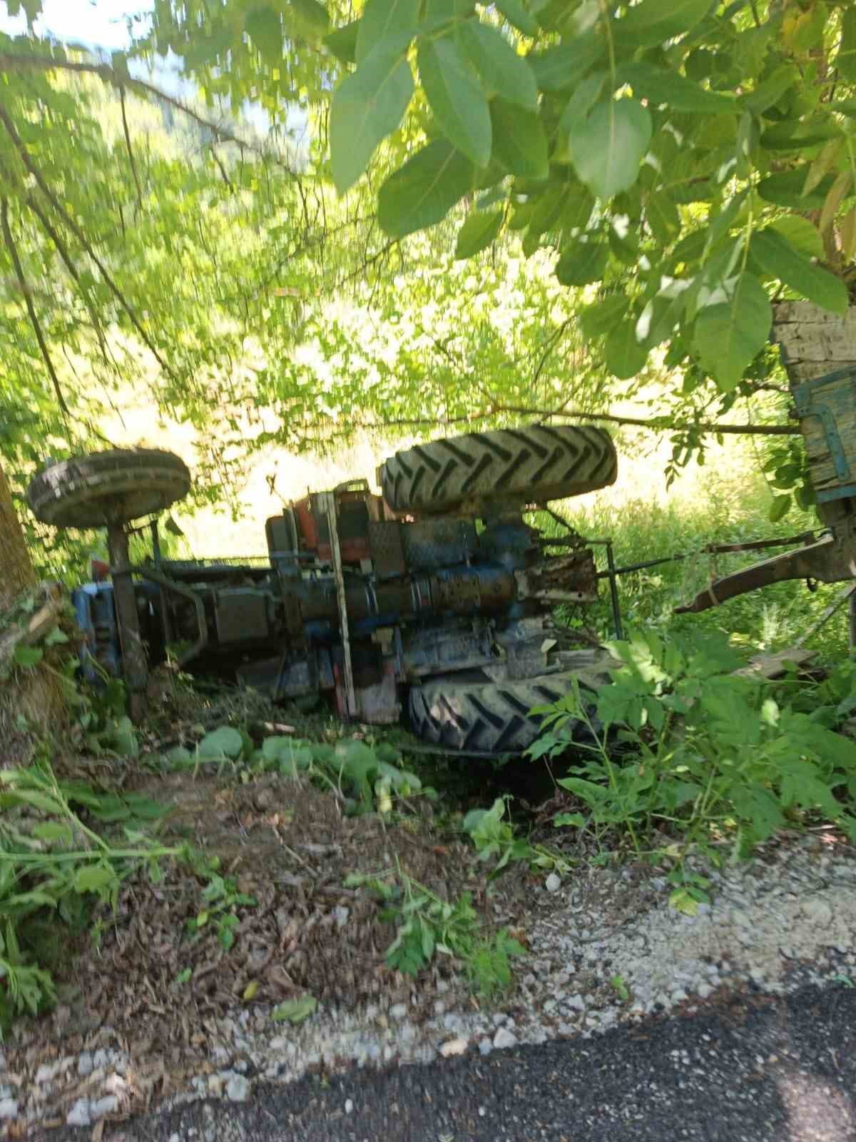 TÜRKELİ'DE TRAKTÖR ŞARAMPOLE DEVRİLDİ TÜRKELİ İLÇESİNE BAĞLI KUŞÇULAR KÖYÜ YAKINLARINDA MEYDANA...