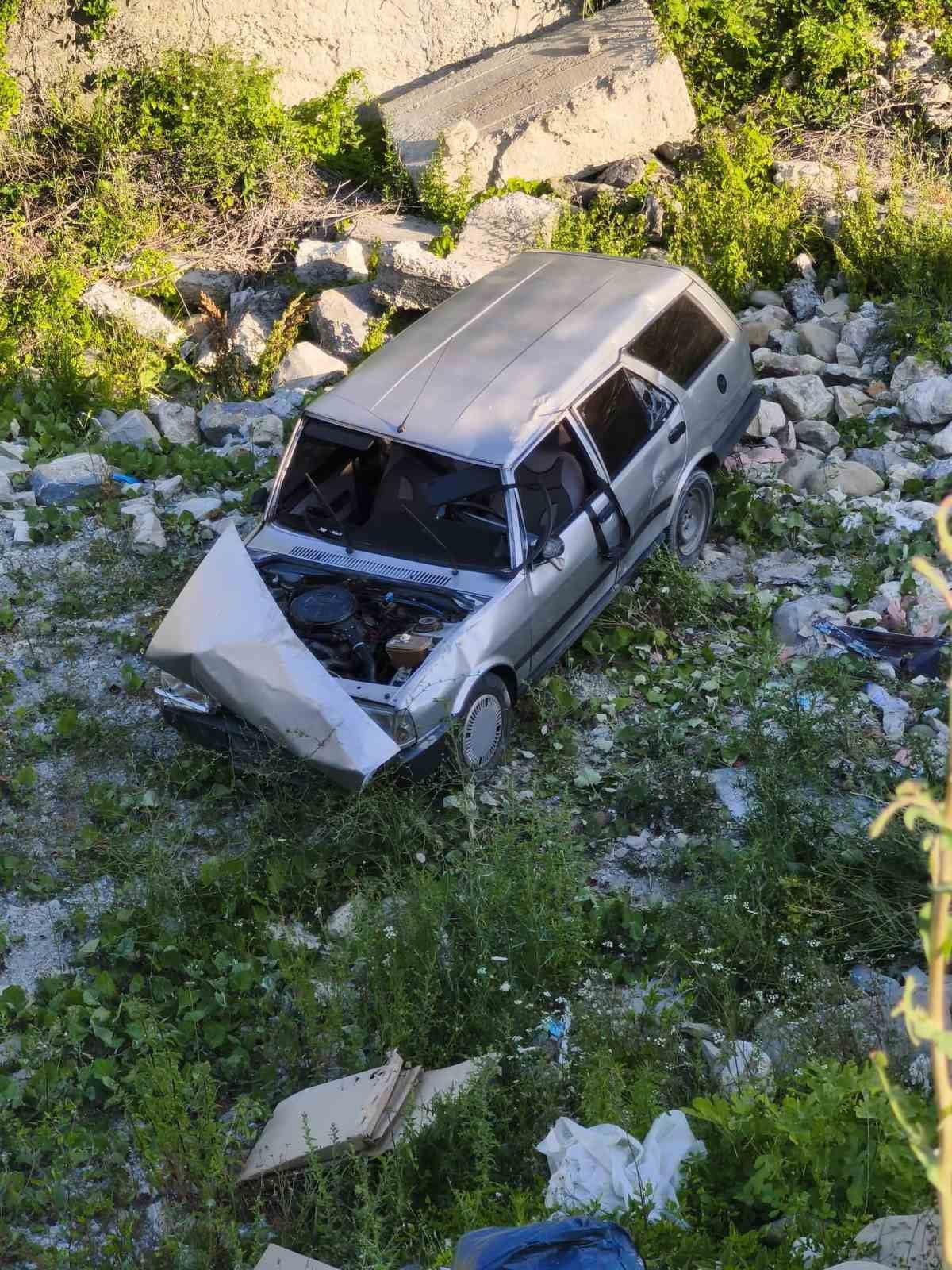 TÜRKELİ ÇEVRE YOLUNDA OTOMOBİL ŞARAMPOLE UÇTU: 2 YARALI TÜRKELİ İLÇESİNDE MEYDANA GELEN TRAFİK...