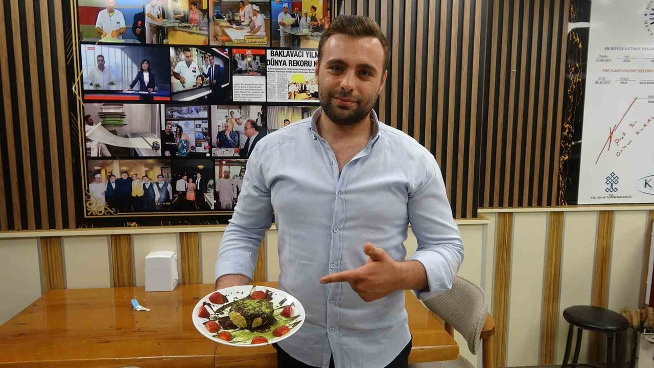TÜRKİYE'DE İLK VE TEK OLDUĞUNU BELİRTTİĞİ KÖZDE DONDURMAYI HAZIRLAYAN AYOĞLU, DONDURMANIN DIŞINI...