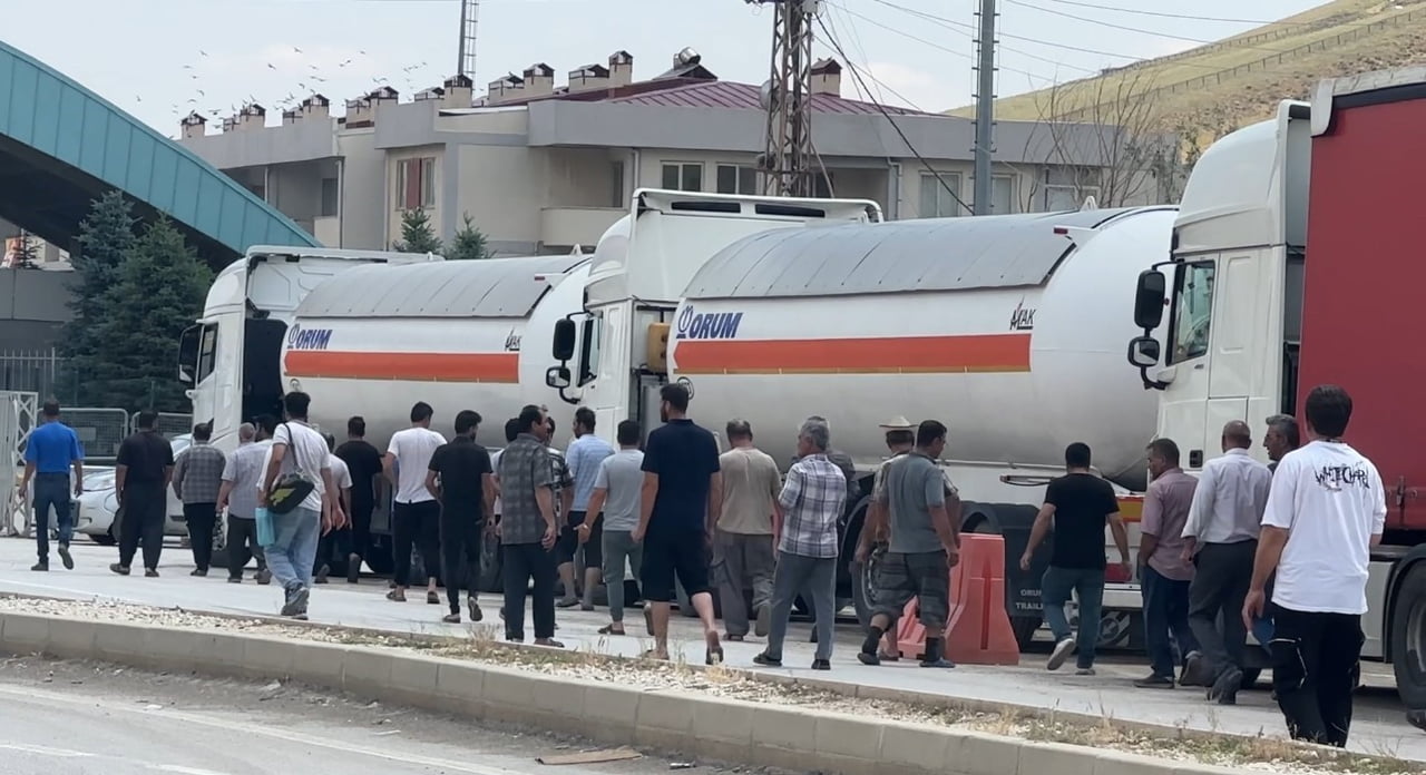 TÜRKİYE'DEN İRAN'A AÇILAN ESENDERE GÜMRÜK KAPISI'NDA, İRAN GÜMRÜĞÜNDE YAŞANAN SİSTEMSEL ARIZA...