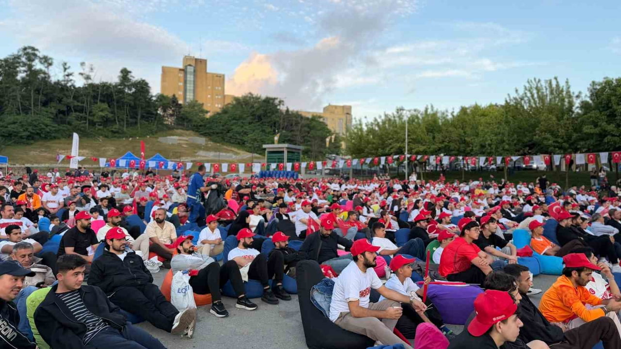TÜRKİYE'NİN DÜNYA KUPASI YOLCULUĞUNDAKİ KRİTİK MÜCADELESİ ARNAVUTKÖY'DE BİNLERCE VATANDAŞ...
