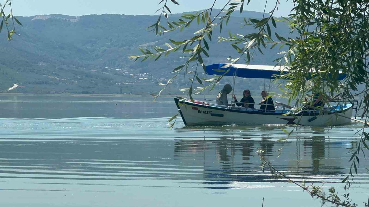 TÜRKİYE'NİN ÖNEMLİ GÖLLERİ ARASINDA YER ALAN ULUABAT GÖLÜ'NÜN TAŞMASI SONUCU YOLLARI SU ALTINDA...