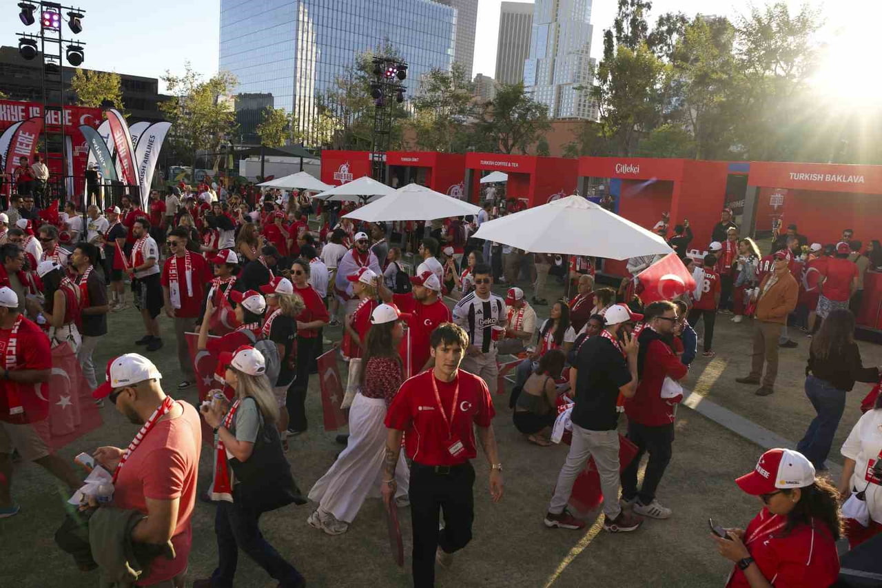TÜRKİYE'NİN PARAGUAY KARŞISINDAKİ KRİTİK DÜNYA KUPASI MÜCADELESİ İÇİN LOS ANGELES'TA BİNLERCE KİŞİ...
