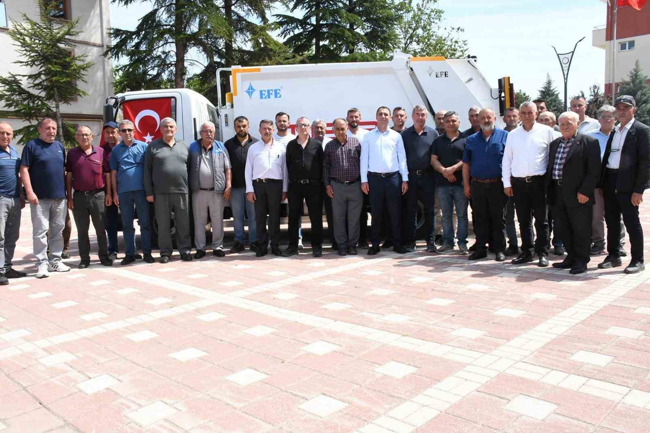 TÜRKİYE BELEDİYELER BİRLİĞİ TARAFINDAN BEYLİKOVA BELEDİYESİ'NE HİBE EDİLEN ÇÖP ARACI, DÜZENLENEN...