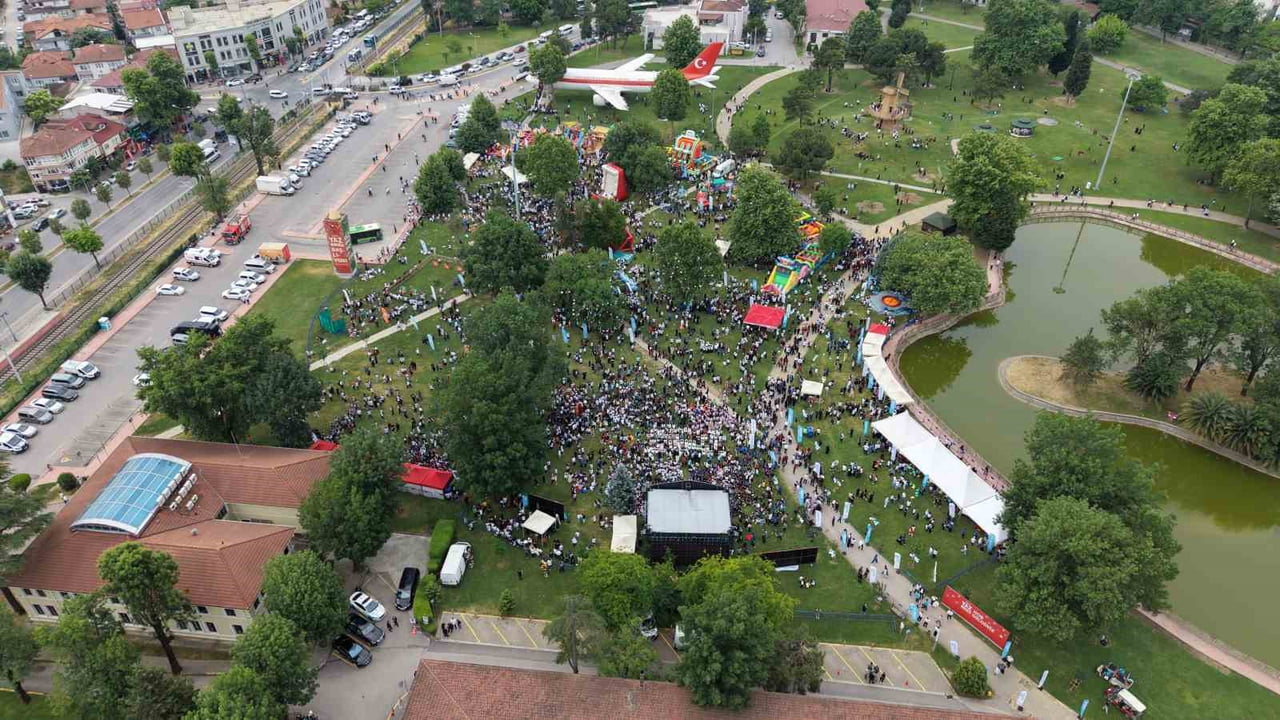 TÜRKİYE GENÇLİK VAKFI TARAFINDAN "RENKLENSİN YAZ OKULUMUZ" ŞİARIYLA 81 İLDE YÜZ BİNLERCE...