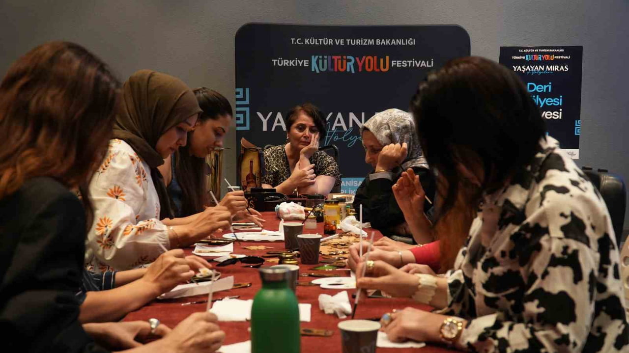 TÜRKİYE KÜLTÜR YOLU FESTİVALİ KAPSAMINDA MANİSA’DA DÜZENLENEN ETKİNLİKLERDE TİYATRO VE GELENEKSEL...