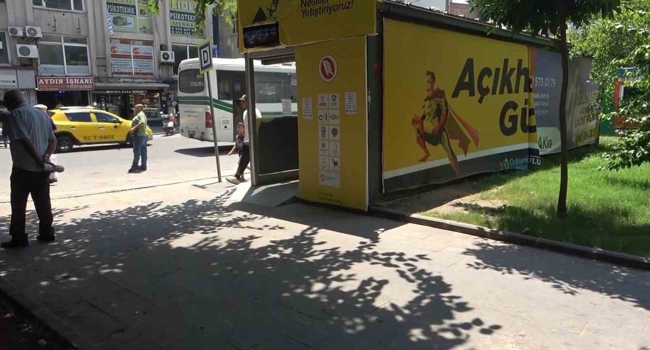 TÜRKİYE’NİN EN SICAK İLLERİNDEN ADANA’DA VATANDAŞLAR, KLİMASI DEVRE DIŞI BIRAKILAN KAPALI OTOBÜS...