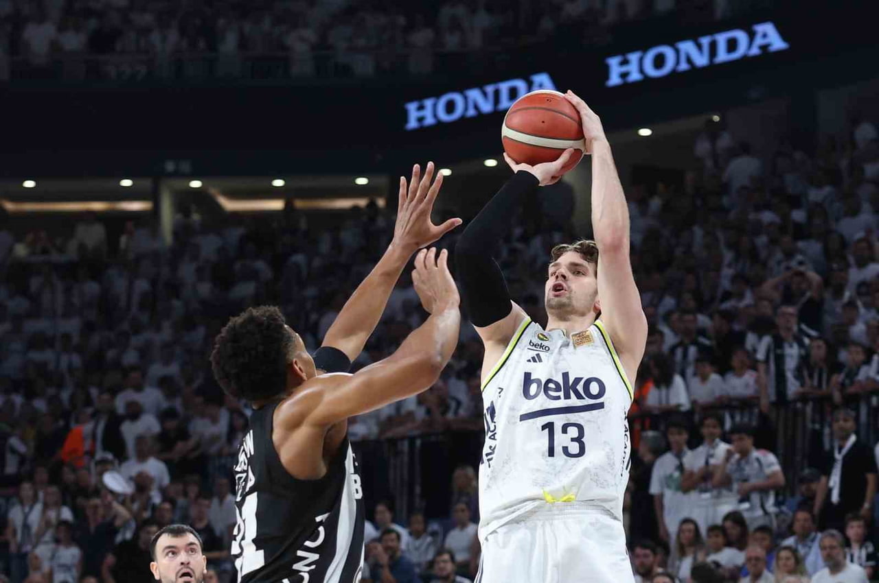 TÜRKİYE SİGORTA BASKETBOL SÜPER LİGİ PLAY-OFF FİNAL SERİSİ 3. MAÇINDA FENERBAHÇE, DEPLASMANDA...