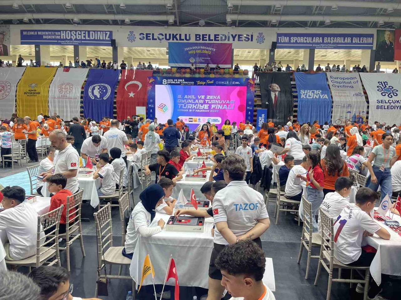 TURNUVADA ÇEŞİTLİ İLLERDEN GELEN 810 ÖĞRENCİ DERECE ALMAK İÇİN TER DÖKTÜ.