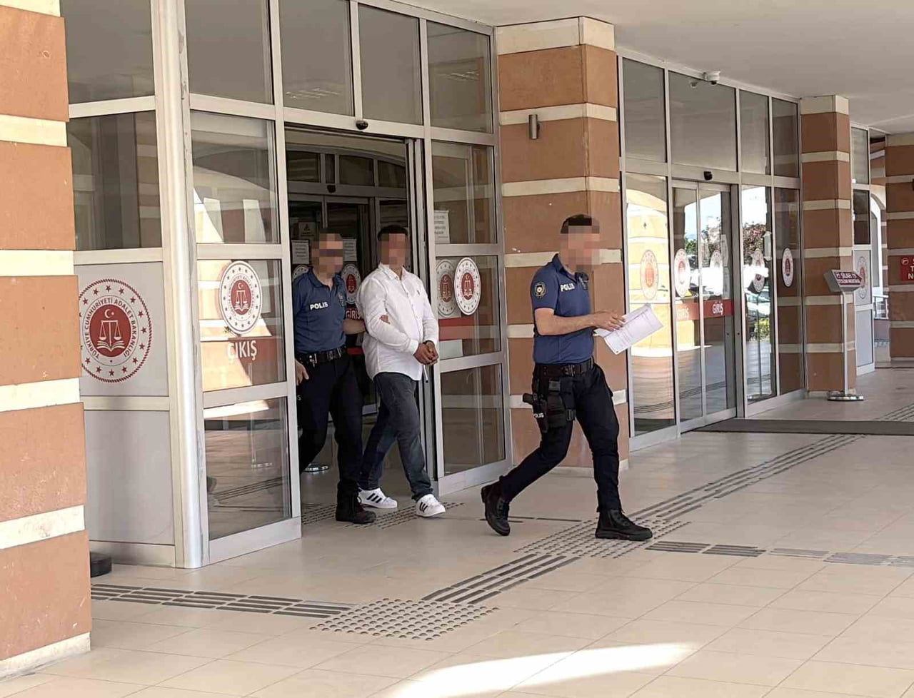 TUTUKSUZ YARGILANAN BURAK K., İSTİNAF MAHKEMESİNİN BOZMA KARARININ ARDINDAN HÜKMÜN AÇIKLANMASIYLA...