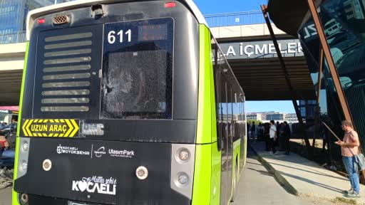 Tuzla'da ani fren yapan yolcu otobüsüne beton pompası çarptı: Cam patladı, yolcular yere...