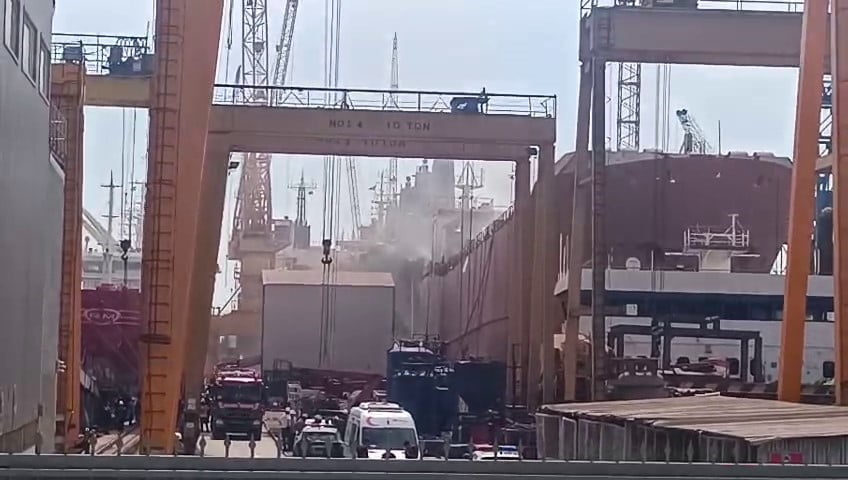TUZLA'DA BULUNAN DENTAŞ TERSANESİ'NDE BAKIMDA OLAN BİR GEMİDE ÇIKAN YANGINA İTFAİYE EKİPLERİNİN...