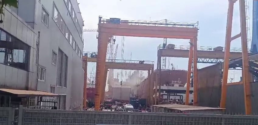 TUZLA'DA BULUNAN DENTAŞ TERSANESİ'NDE BAKIMDA OLAN BİR GEMİDE ÇIKAN YANGINA İTFAİYE EKİPLERİNİN...