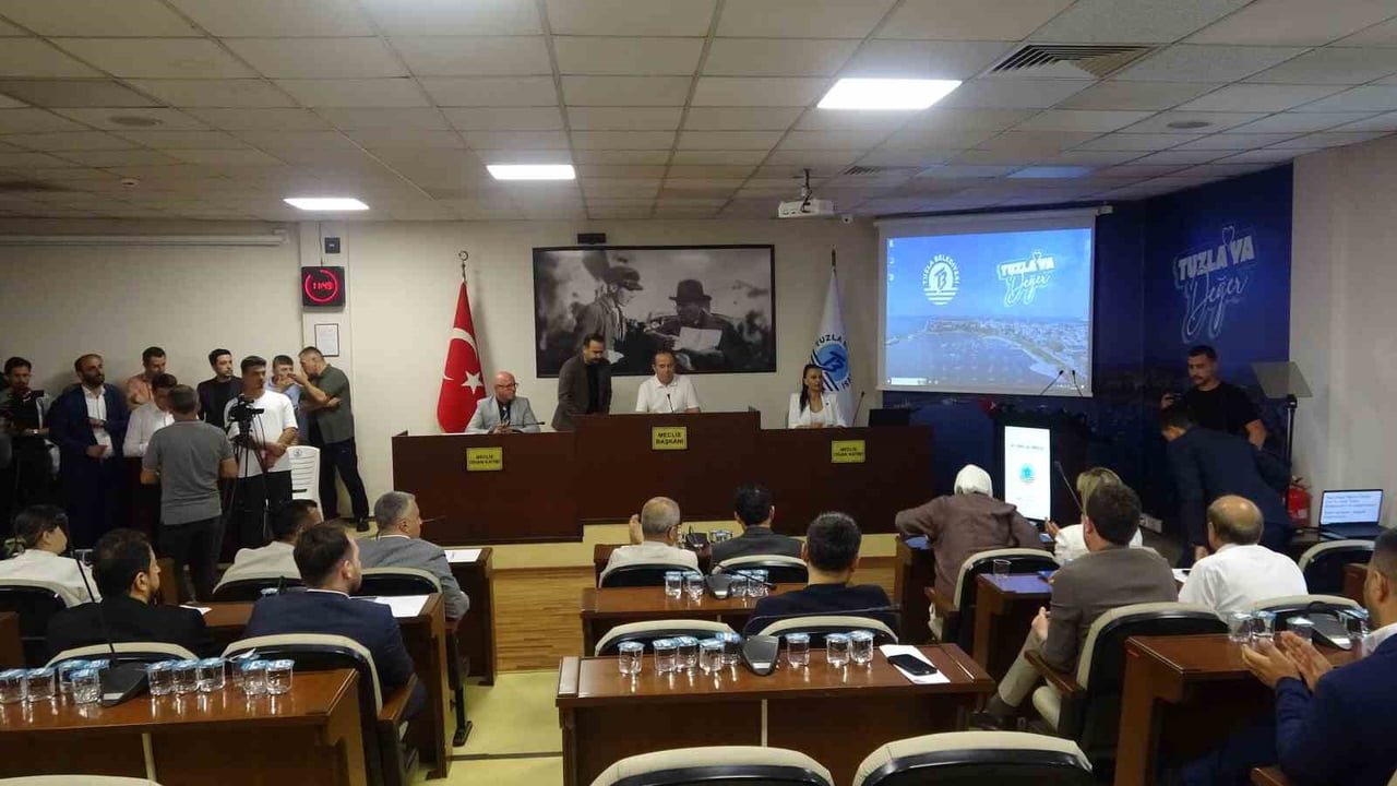 TUZLA BELEDİYESİ OLAĞANÜSTÜ MECLİS TOPLANTISI GERÇEKLEŞTİRİLDİ. TOPLANTININ ANA GÜNDEM MADDESİNİ...