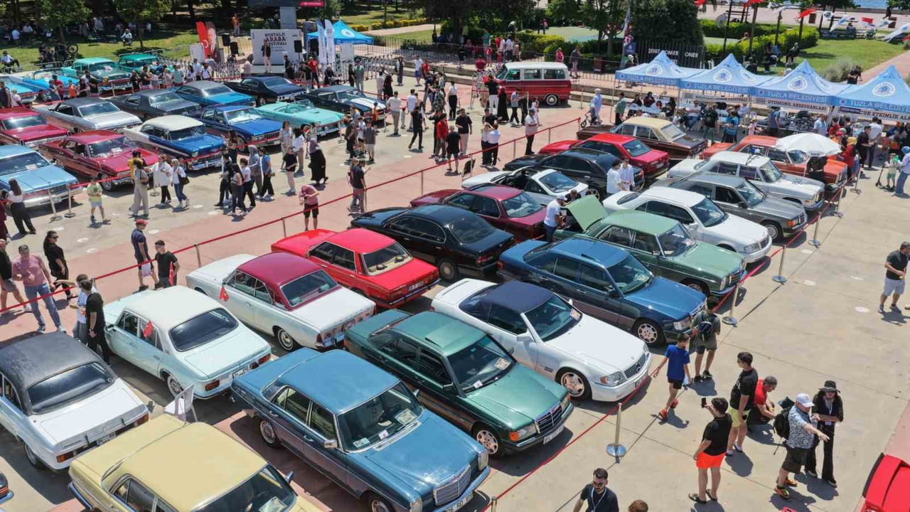 TUZLA BELEDİYESİ TARAFINDAN DÜZENLENEN 2. NOSTALJİ ARABA FESTİVALİ, TUZLA SAHİL TÖREN ALANI’NDA...