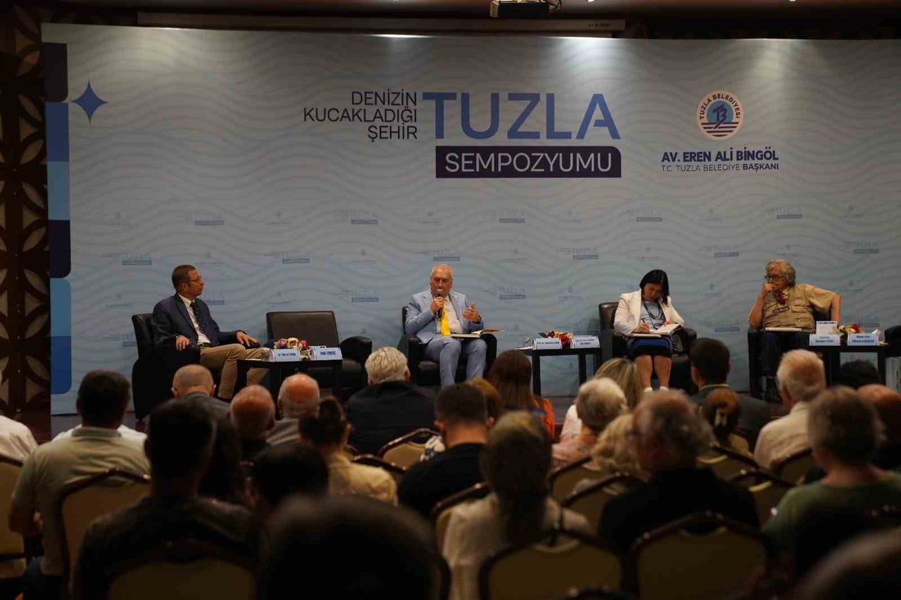 TUZLA BELEDİYESİ TARAFINDAN DÜZENLENEN "DENİZİN KUCAKLADIĞI ŞEHİR: TUZLA" SEMPOZYUMUNDA İLÇENİN...