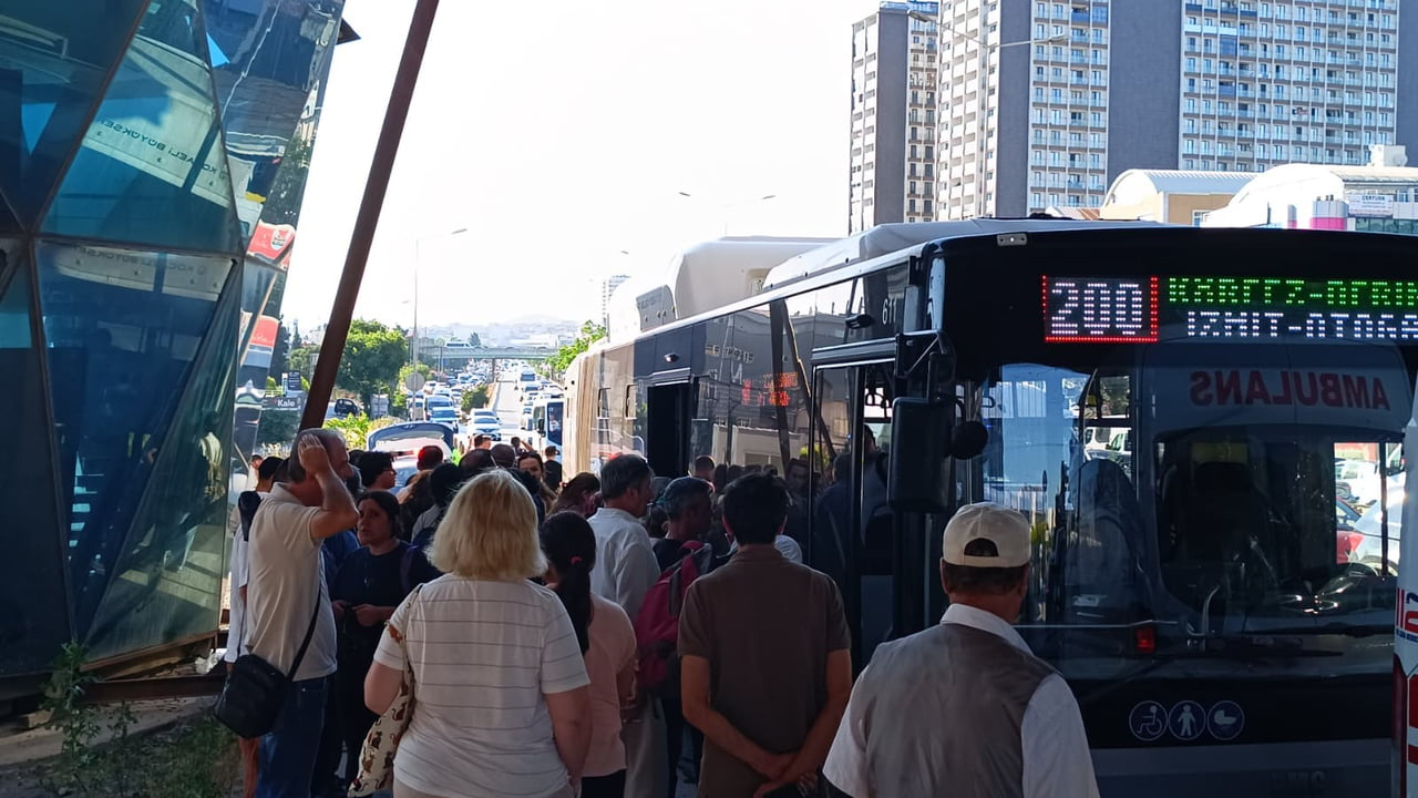 TUZLA D-100 KARAYOLU’NDA ÖNÜNE ÇIKAN ARAÇ NEDENİYLE ANİ FREN YAPAN BELEDİYE OTOBÜSÜNE ARKADAN...