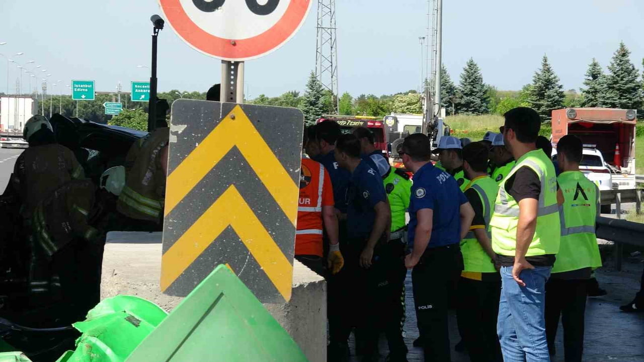 TUZLA FATİH MAHALLESİ ORHANLI GİŞELERİ’NDE MEYDANA GELEN TRAFİK KAZASINDA, BETON BARİYERLERE...