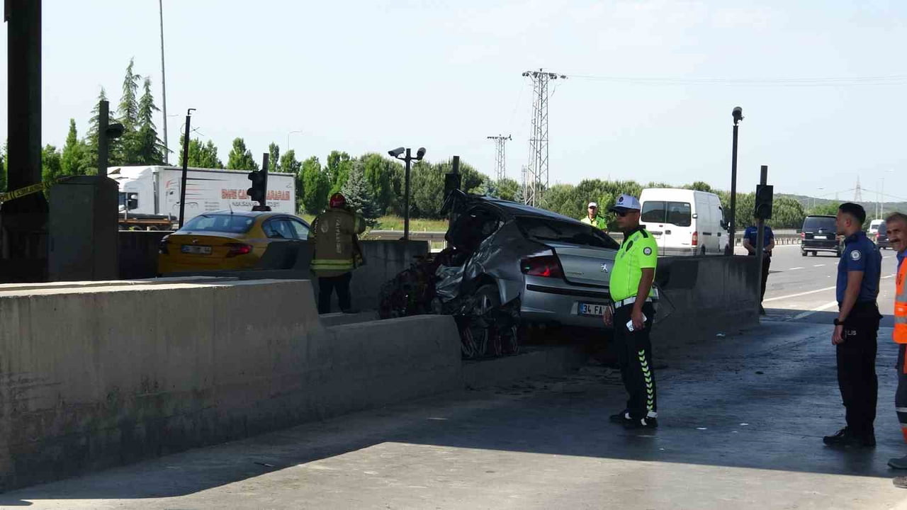 TUZLA FATİH MAHALLESİ ORHANLI GİŞELERİ’NDE MEYDANA GELEN TRAFİK KAZASINDA, BETON BARİYERLERE...