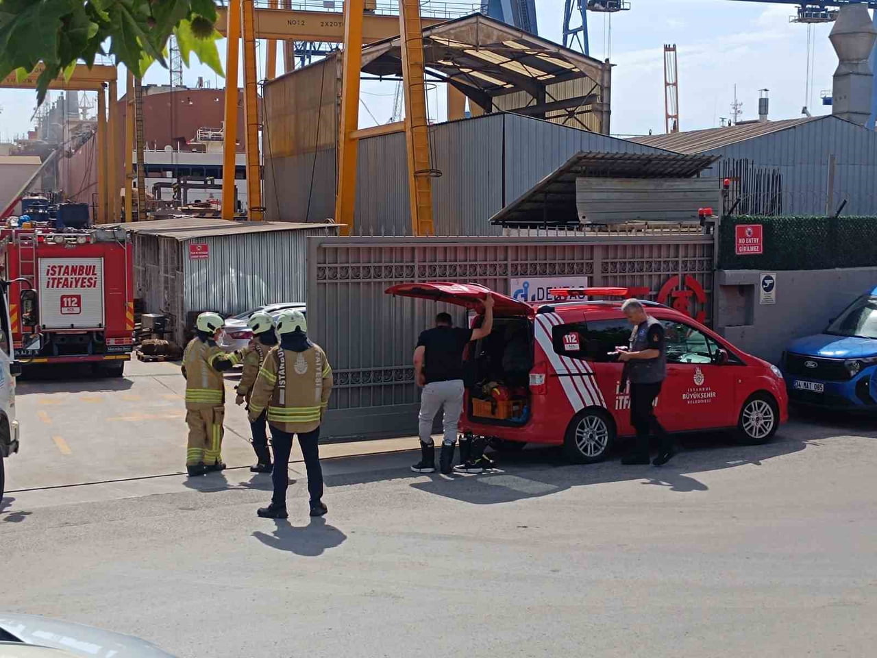 TUZLA İLÇESİNDE BULUNAN DENTAŞ TERSANESİ'NDE BAKIMDA OLAN BİR GEMİDE ÇIKAN YANGIN, İTFAİYE...