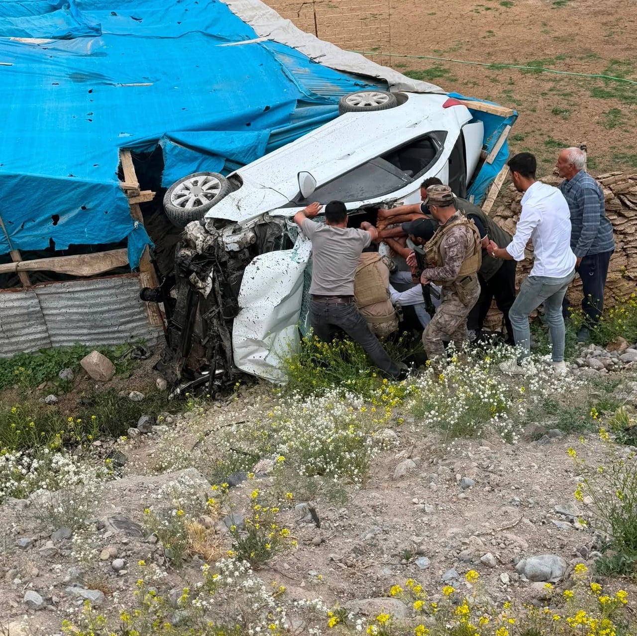 TUZLUCA-IĞDIR KARAYOLUNDA ARAÇ ŞARAMPOLE DEVRİLDİ: 2 YARALI