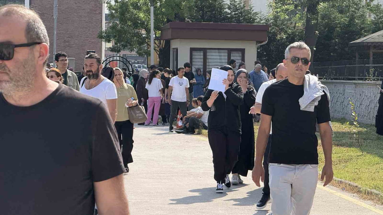 TYT'YE GİREN ADAYLAR, SABAHIN ERKEN SAATLERİNDE OKULLARA GELDİ.