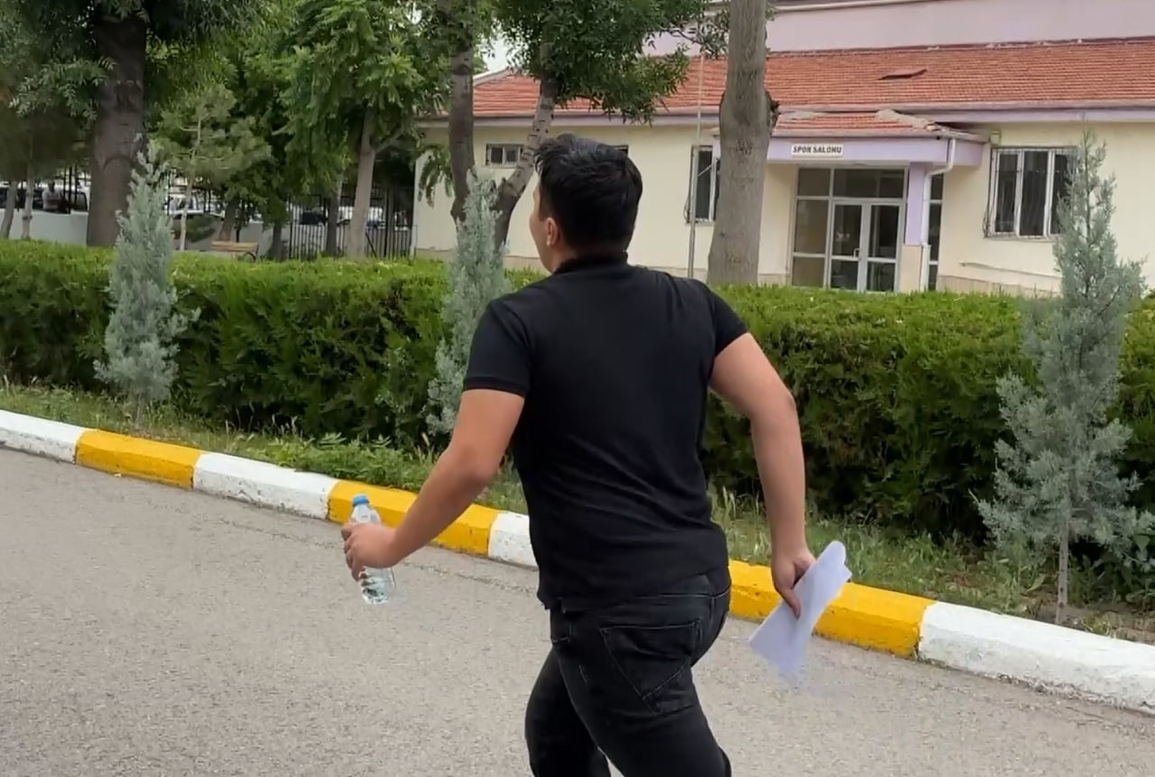 TYT SINAVINA YANLIŞ OKULA GELEN ÖĞRENCİ, POLİS EKİPLERİNİN YARDIMIYLA OKULA GÖTÜRÜLÜRKEN, 2 DAKİKA...