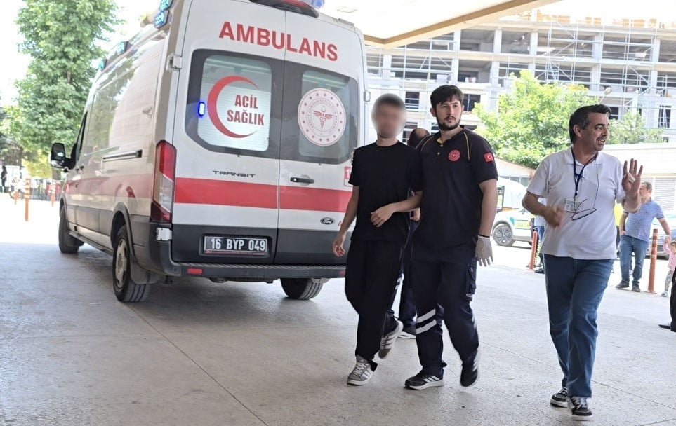 TYT SIRASINDA RAHATSIZLANAN 17 YAŞINDAKİ GENÇ, AMBULANSLA HASTANEYE KALDIRILDI.