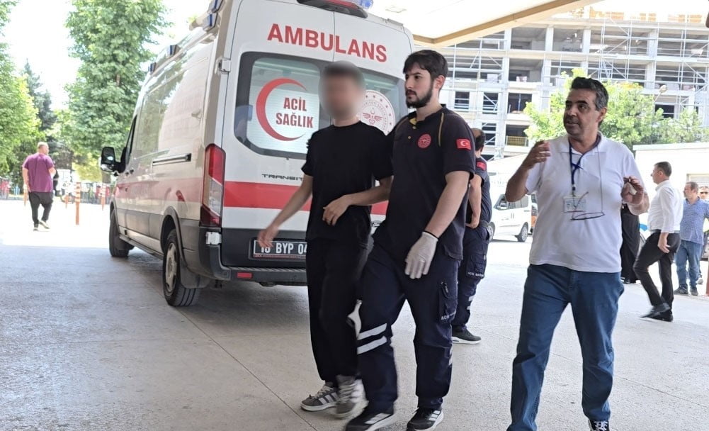 TYT SIRASINDA RAHATSIZLANAN 17 YAŞINDAKİ GENÇ, AMBULANSLA HASTANEYE KALDIRILDI.