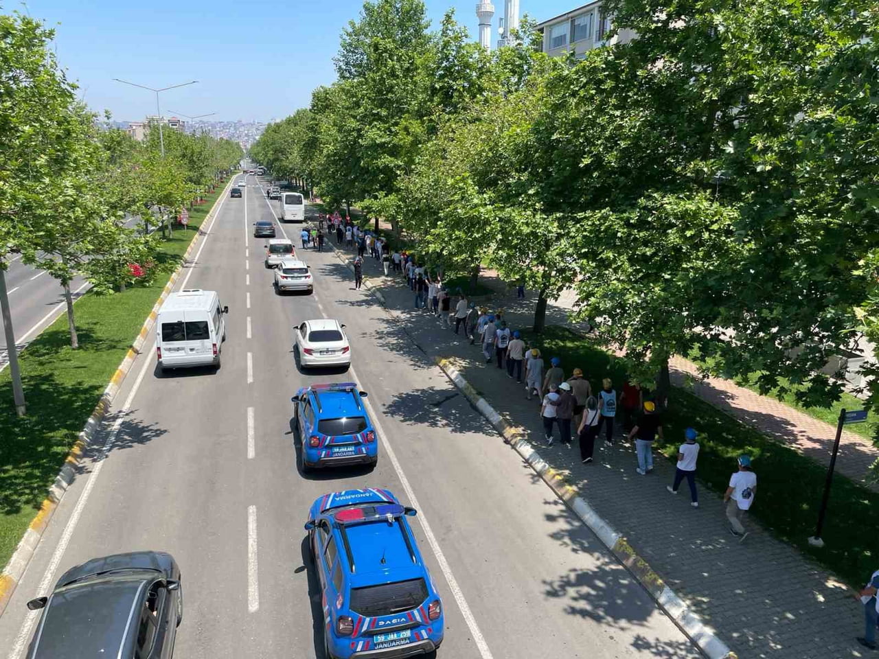 ÜCRETLERİNİ ALAMADIKLARINI İDDİA EDEN MADENCİLER, TEKİRDAĞ'DAKİ KİREMİTÇİLER GRUP OFİSİNE OFİSE...