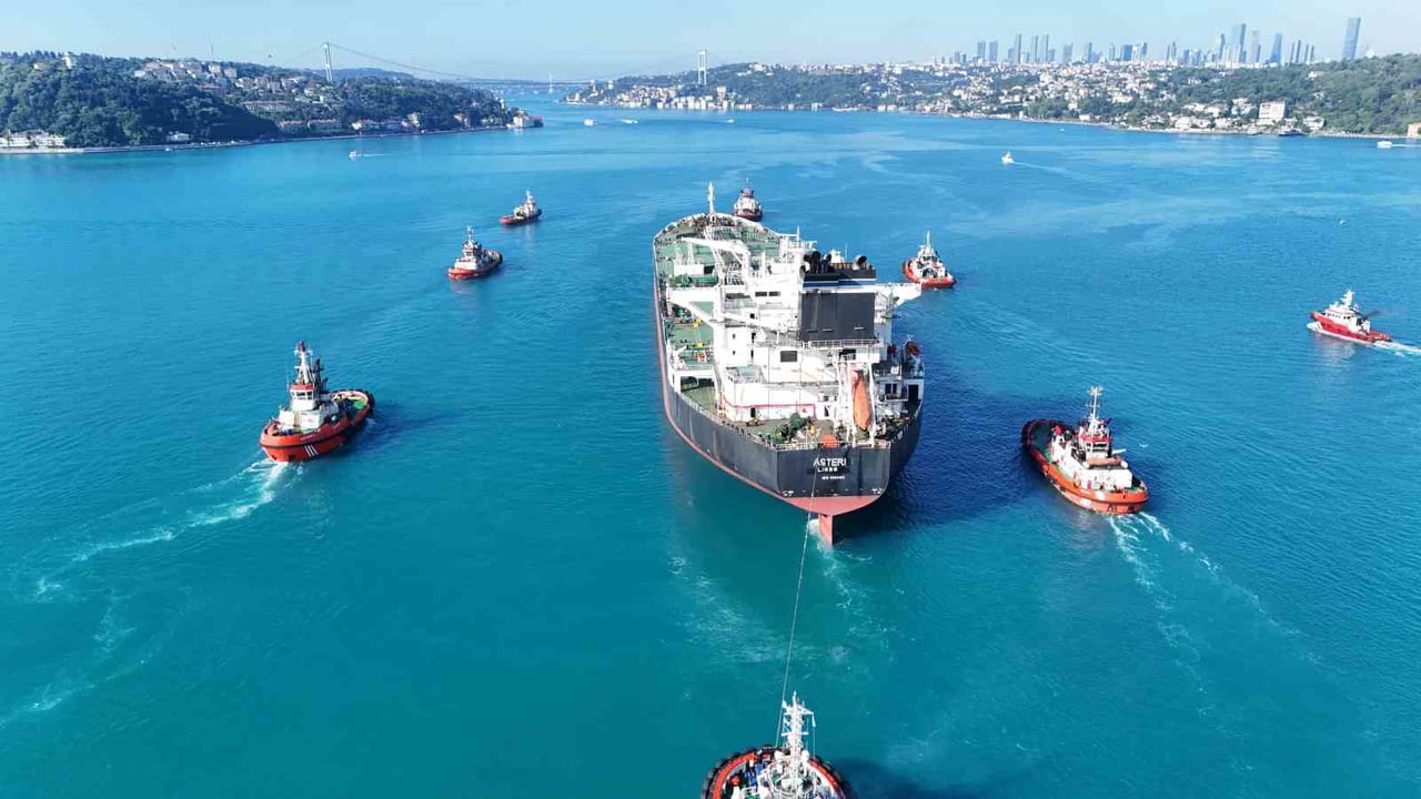 UKRAYNA'NIN İNSANSIZ DENİZ ARACI İLE VURDUĞU KAMERUN BAYRAKLI "ASTERİ" İSİMLİ DEV HAM PETROL...