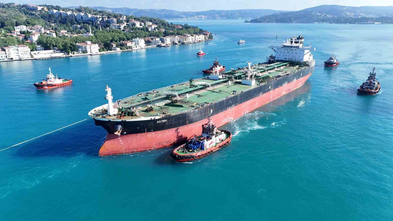 UKRAYNA'NIN İNSANSIZ DENİZ ARACI İLE VURDUĞU KAMERUN BAYRAKLI "ASTERİ" İSİMLİ DEV HAM PETROL...