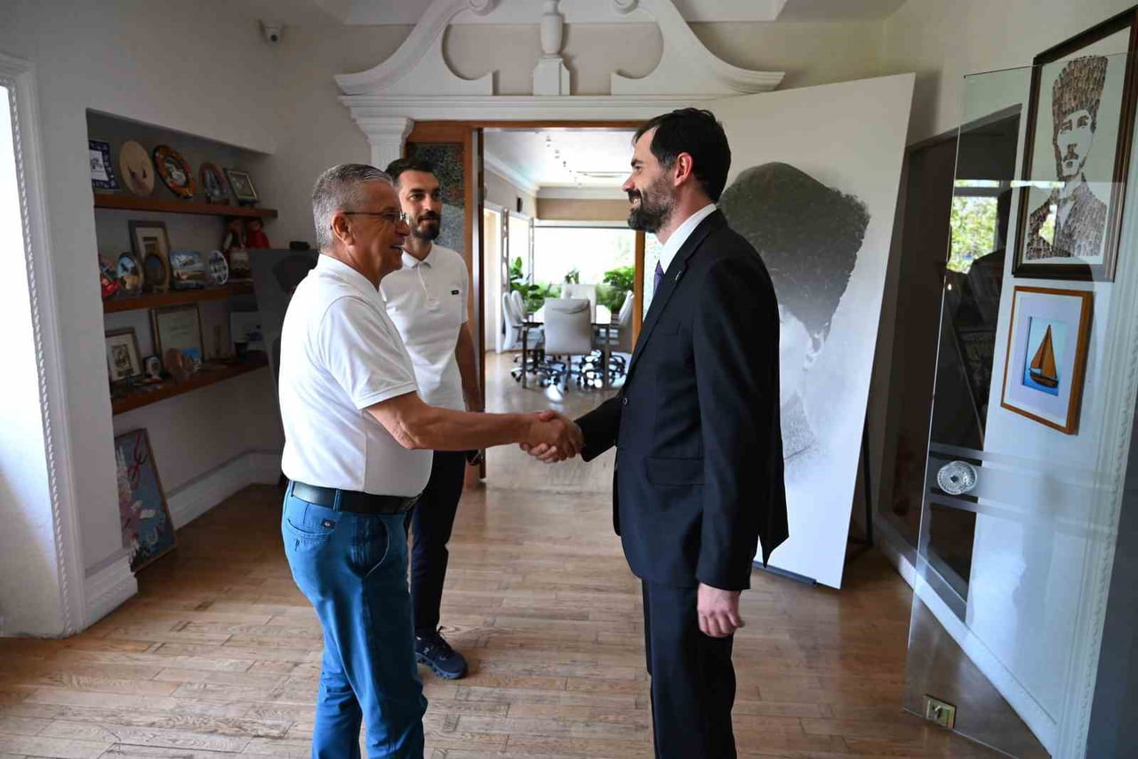 UKRAYNA ANTALYA BAŞKONSOLOSU BOĞDAN KONOPLİASTYİ, KEMER BELEDİYE BAŞKANI NECATİ TOPALOĞLU’NA...
