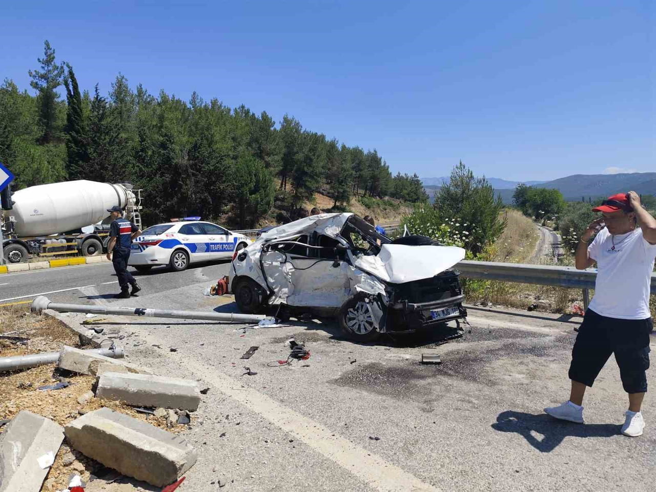 ULA KIZALAĞAÇ MEVKİİNDE MEYDANA GELEN VE İKİ ARACIN KARIŞTIĞI TRAFİK KAZASINDA 4 KİŞİ...