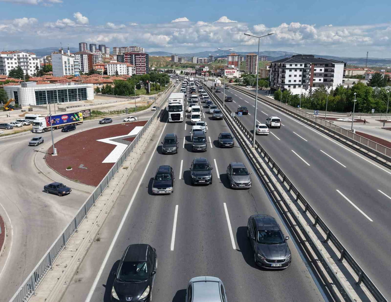 ULAŞIMDA 43 İLİN GEÇİŞ NOKTASI OLARAK BİLİNEN "KİLİT KAVŞAK" KIRIKKALE'DE, TATİLİN SONA ERMESİNE...