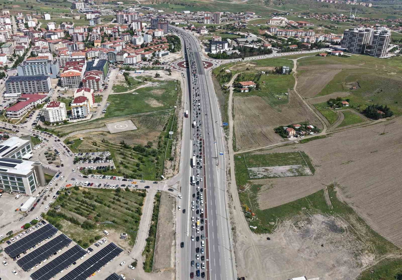 ULAŞIMDA 43 İLİN GEÇİŞ NOKTASI OLARAK BİLİNEN "KİLİT KAVŞAK" KIRIKKALE'DE, TATİLİN SONA ERMESİNE...