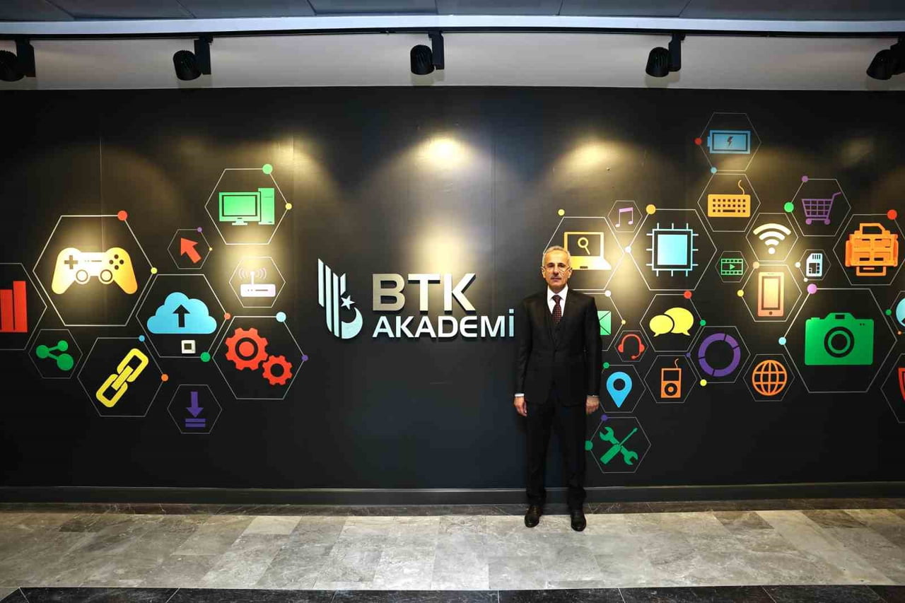 ULAŞTIRMA VE ALTYAPI BAKANI ABDULKADİR URALOĞLU