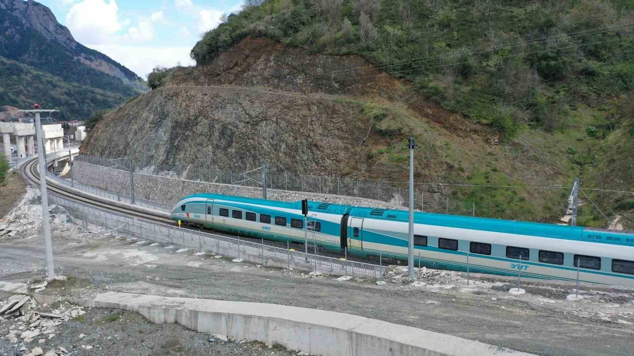 ULAŞTIRMA VE ALTYAPI BAKANI ABDULKADİR URALOĞLU, ANKARA-İSTANBUL YÜKSEK HIZLI TREN (YHT) HATTINDA...