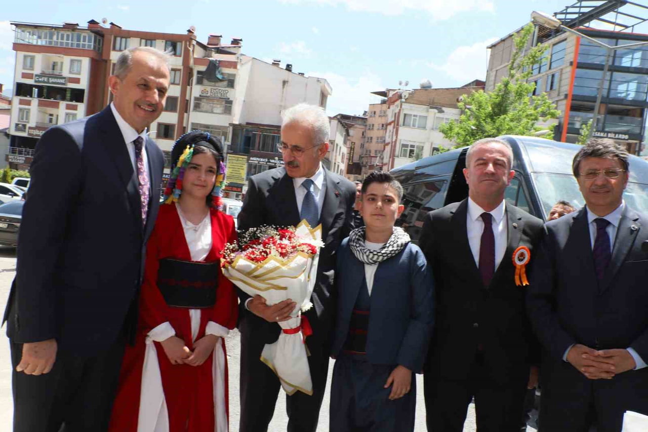 ULAŞTIRMA VE ALTYAPI BAKANI ABDULKADİR URALOĞLU, HAKKARİ-VAN KARAYOLUNDAKİ TÜNEL VE KÖPRÜ...