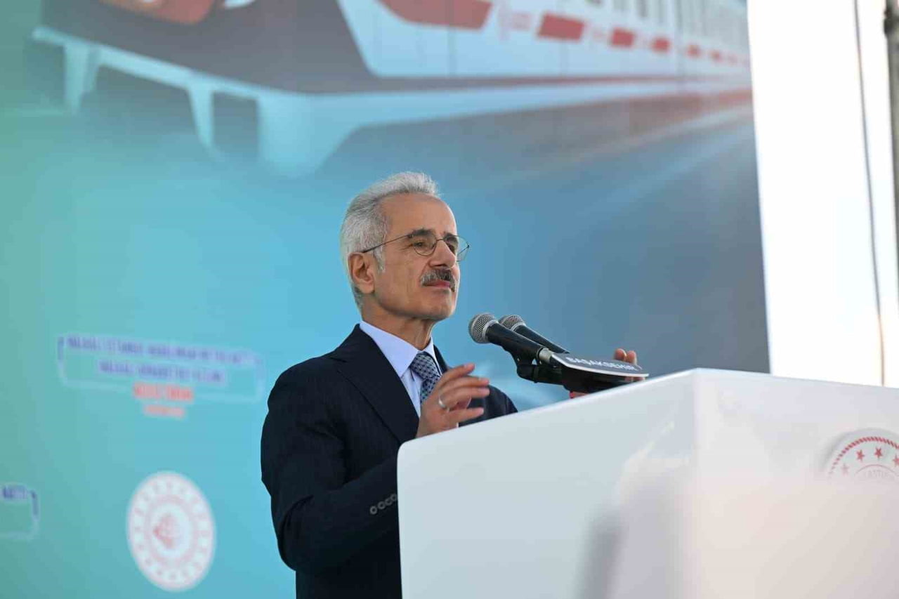 ULAŞTIRMA VE ALTYAPI BAKANI ABDULKADİR URALOĞLU, "TÜRKİYE'DEKİ BİN 58 KİLOMETRELİK KENT İÇİ RAYLI...